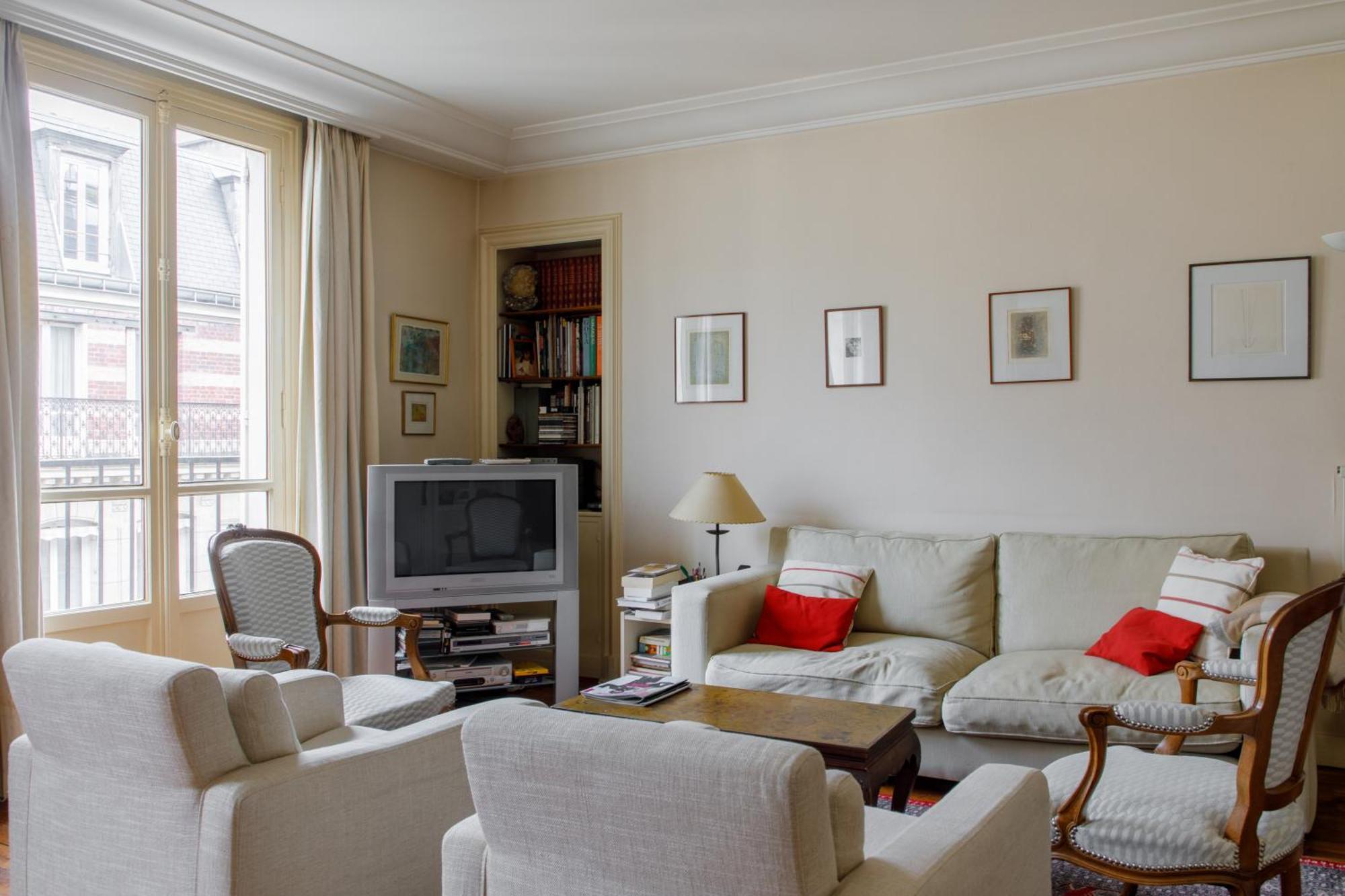 Vintage 3bd Parisian Apartment-vaugirard